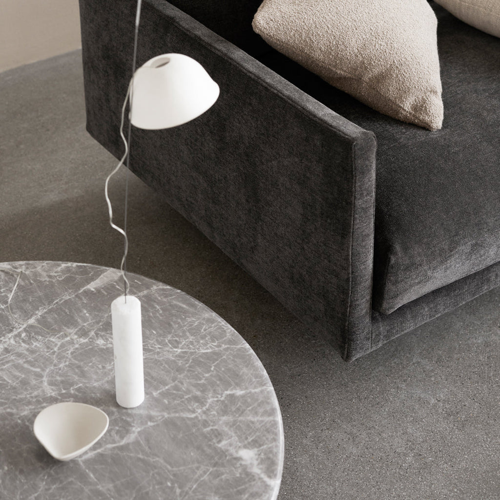 Tavolino rotondo da salotto italiano minimalista in noce e marmo con forma fluida e senza bordi