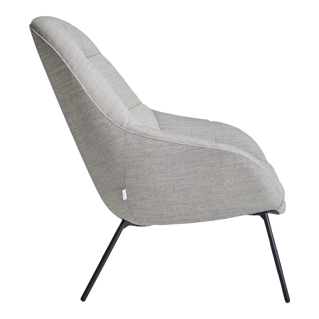 Poltrona lounge moderna e rivestita in tessuto organico con interno ispirato a spicchi di mango, ideale per il soggiorno