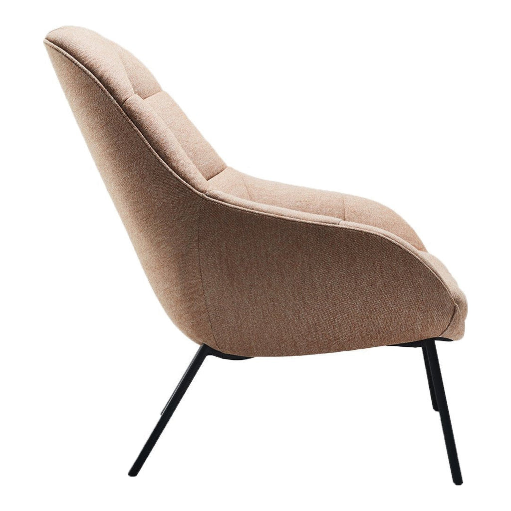 Poltrona lounge moderna e rivestita in tessuto organico con interno ispirato a spicchi di mango, ideale per il soggiorno