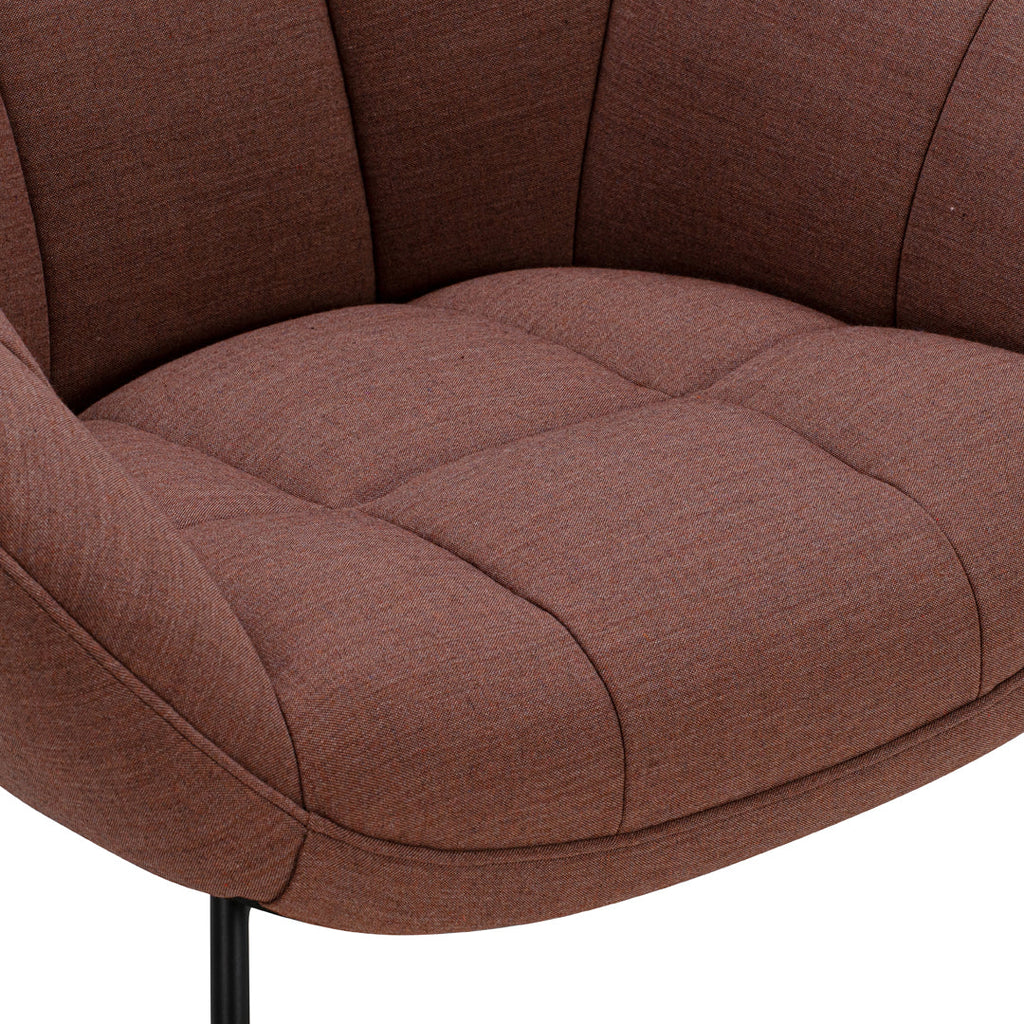 Poltrona lounge moderna e rivestita in tessuto organico con interno ispirato a spicchi di mango, ideale per il soggiorno