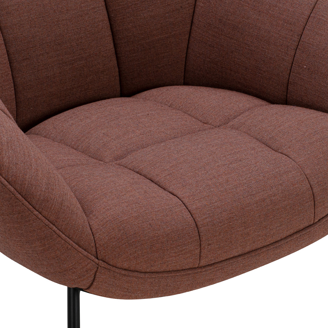 Poltrona lounge moderna e rivestita in tessuto organico con interno ispirato a spicchi di mango, ideale per il soggiorno
