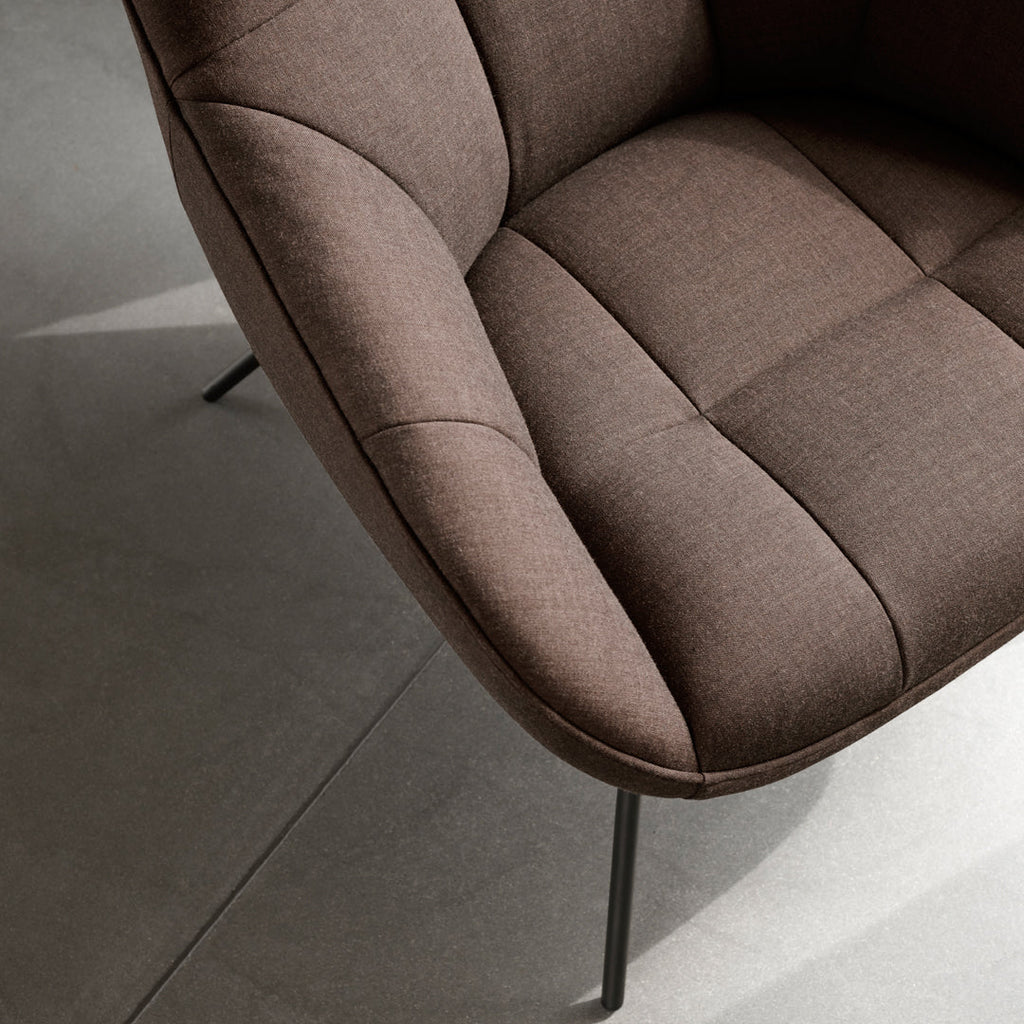 Poltrona lounge moderna e rivestita in tessuto organico con interno ispirato a spicchi di mango, ideale per il soggiorno