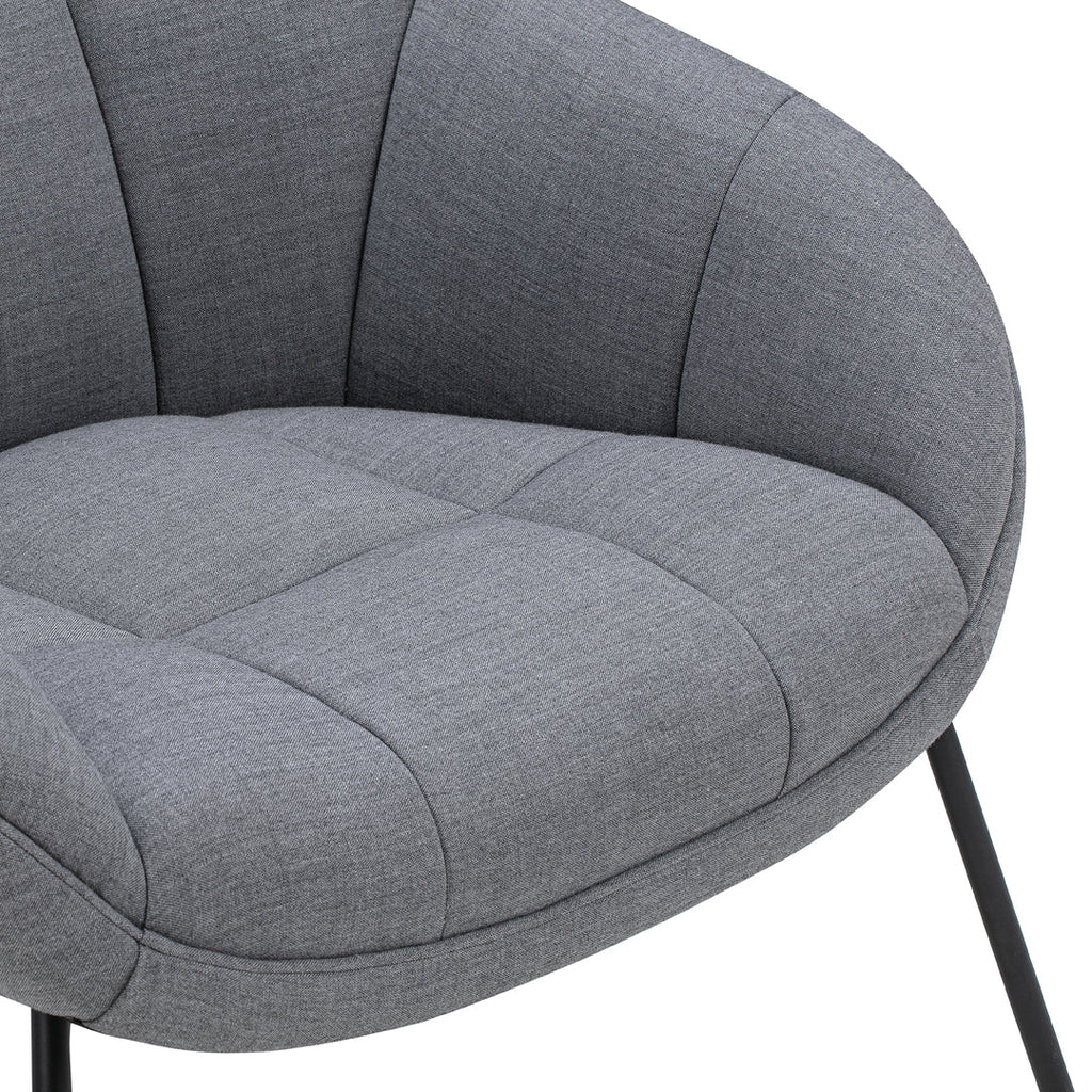 Poltrona lounge moderna e rivestita in tessuto organico con interno ispirato a spicchi di mango, ideale per il soggiorno