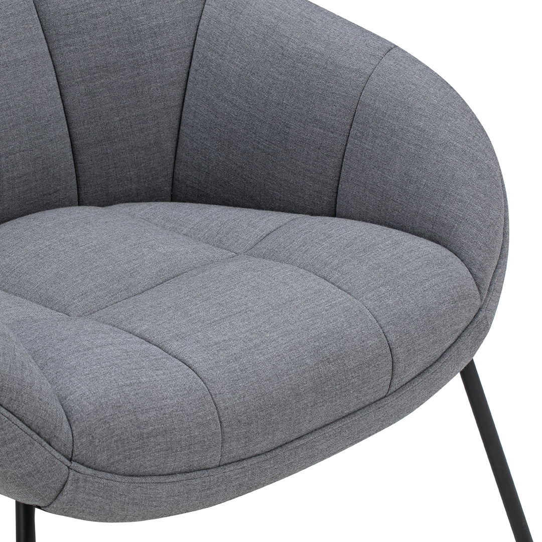 Poltrona lounge moderna e rivestita in tessuto organico con interno ispirato a spicchi di mango, ideale per il soggiorno