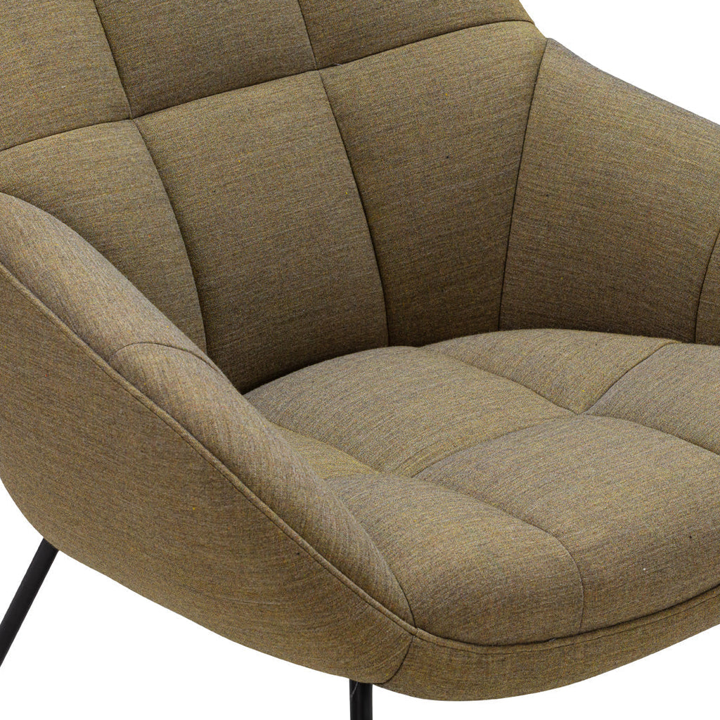 Poltrona lounge moderna e rivestita in tessuto organico con interno ispirato a spicchi di mango, ideale per il soggiorno