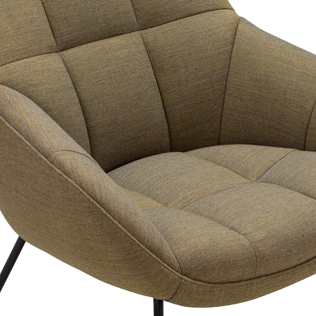 Poltrona lounge moderna e rivestita in tessuto organico con interno ispirato a spicchi di mango, ideale per il soggiorno