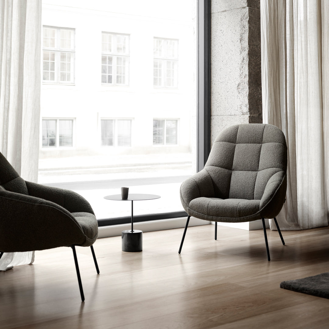 Poltrona lounge moderna e rivestita in tessuto organico con interno ispirato a spicchi di mango, ideale per il soggiorno