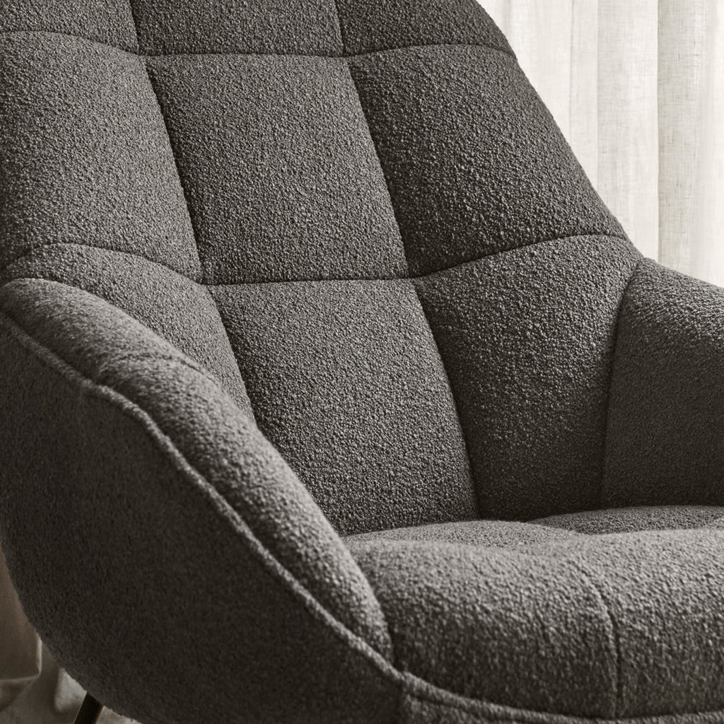 Poltrona lounge moderna e rivestita in tessuto organico con interno ispirato a spicchi di mango, ideale per il soggiorno