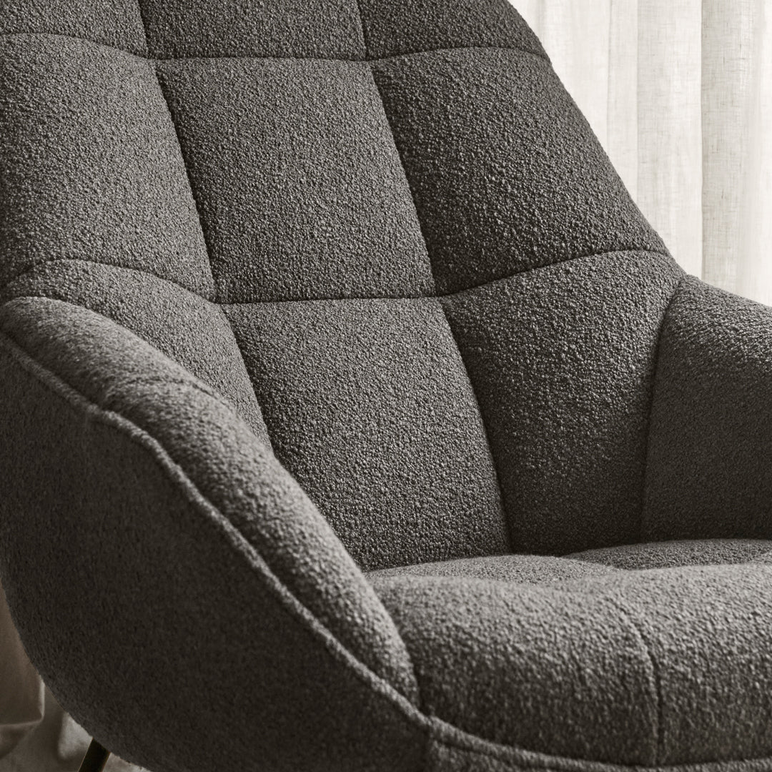 Poltrona lounge moderna e rivestita in tessuto organico con interno ispirato a spicchi di mango, ideale per il soggiorno