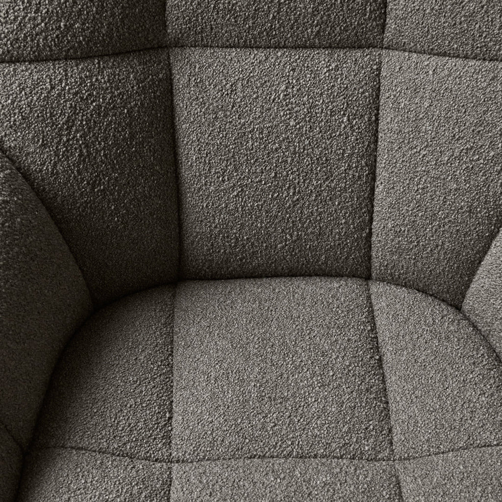 Poltrona lounge moderna e rivestita in tessuto organico con interno ispirato a spicchi di mango, ideale per il soggiorno
