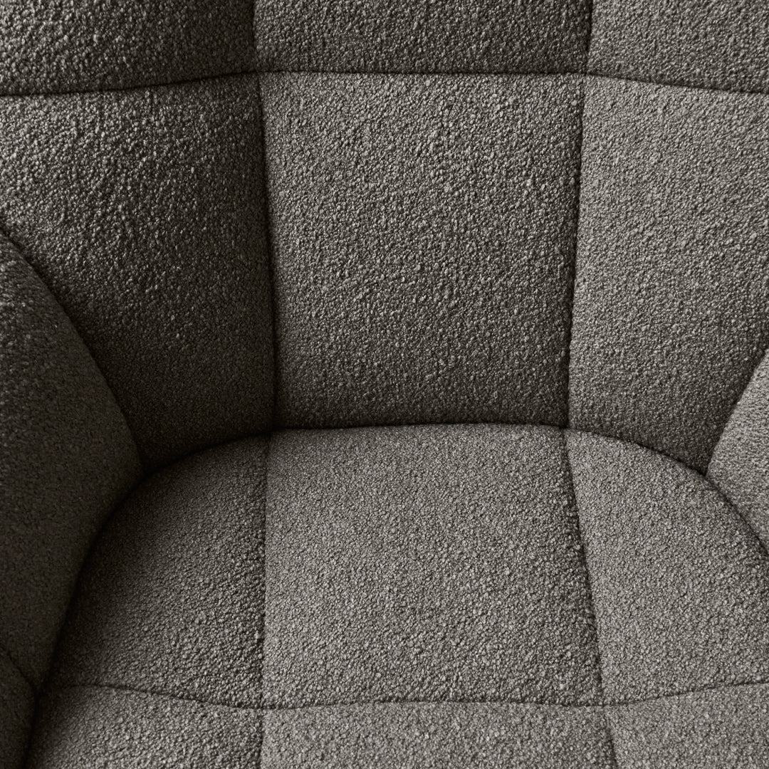 Poltrona lounge moderna e rivestita in tessuto organico con interno ispirato a spicchi di mango, ideale per il soggiorno