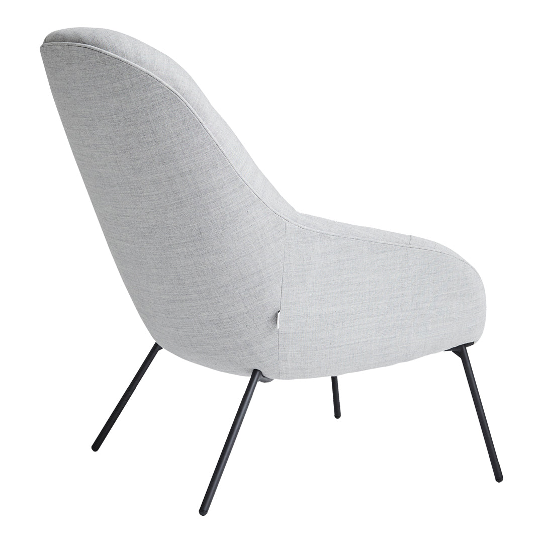 Poltrona lounge moderna e rivestita in tessuto organico con interno ispirato a spicchi di mango, ideale per il soggiorno