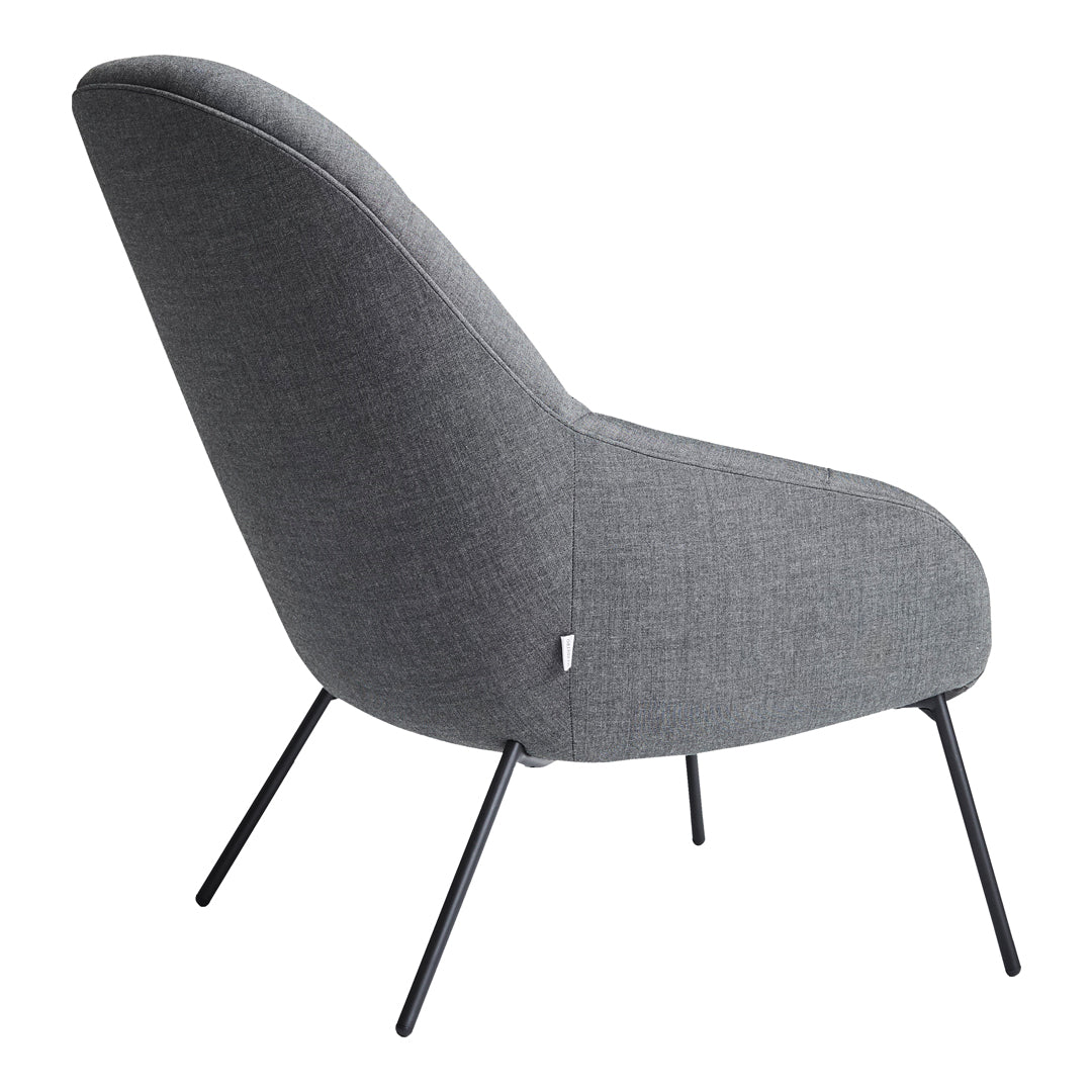 Poltrona lounge moderna e rivestita in tessuto organico con interno ispirato a spicchi di mango, ideale per il soggiorno