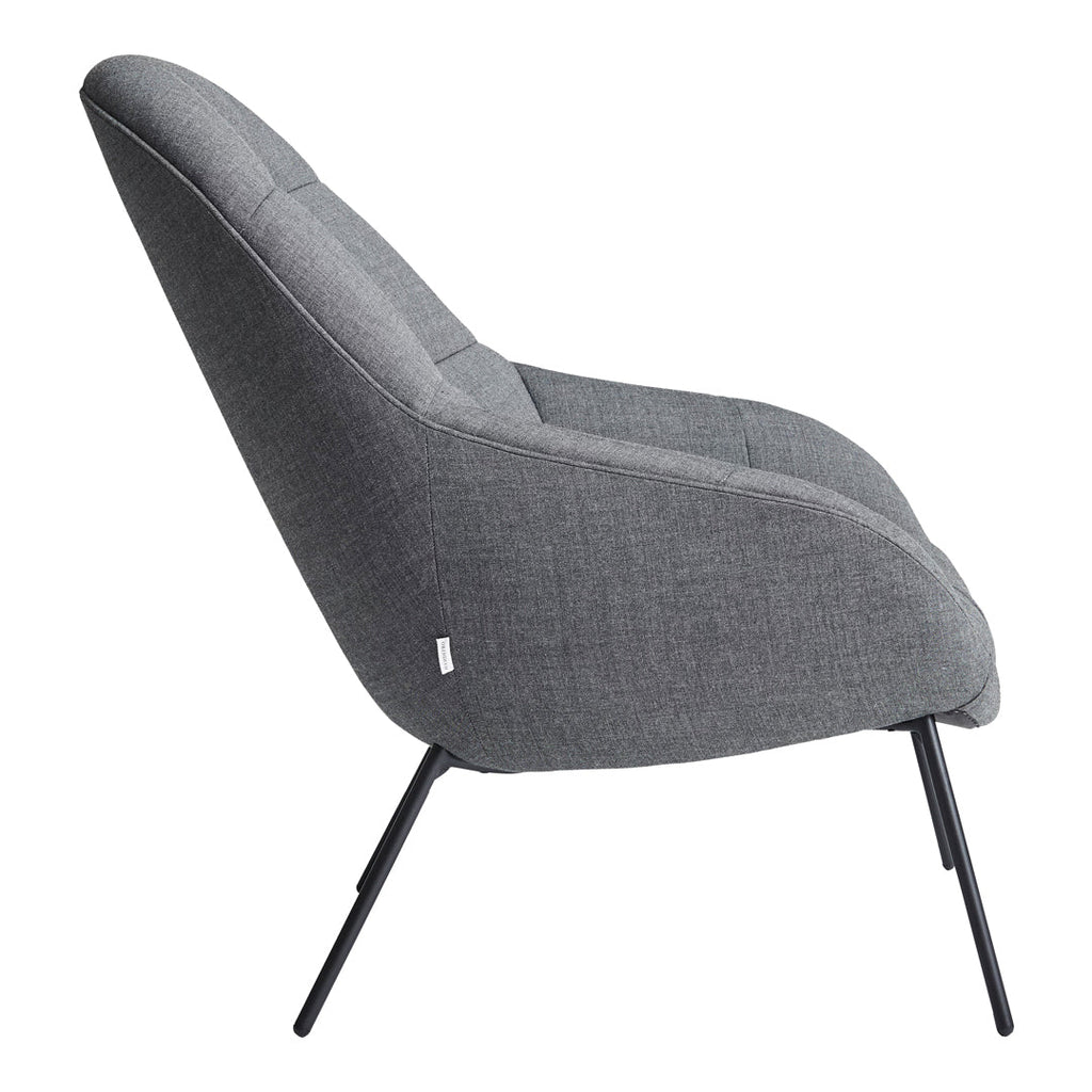 Poltrona lounge moderna e rivestita in tessuto organico con interno ispirato a spicchi di mango, ideale per il soggiorno