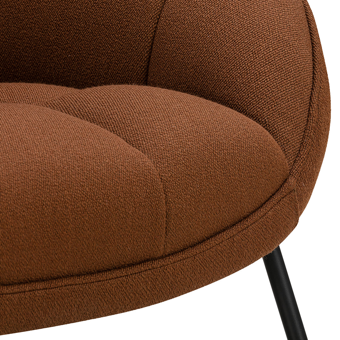 Poltrona lounge moderna e rivestita in tessuto organico con interno ispirato a spicchi di mango, ideale per il soggiorno
