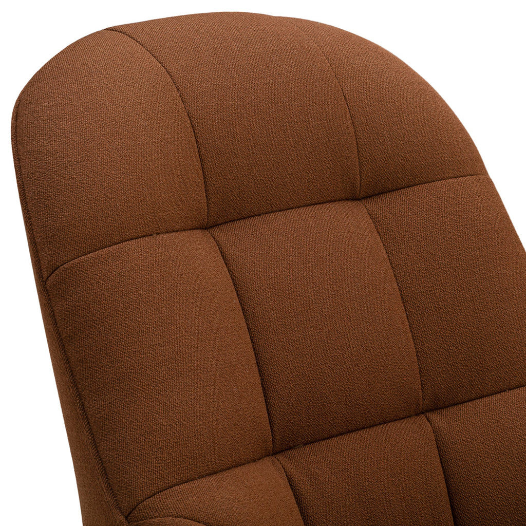 Poltrona lounge moderna e rivestita in tessuto organico con interno ispirato a spicchi di mango, ideale per il soggiorno