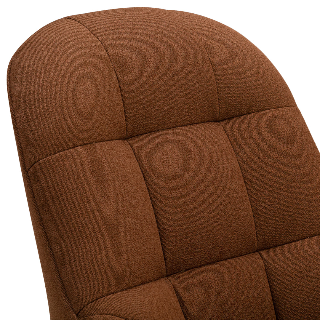 Poltrona lounge moderna e rivestita in tessuto organico con interno ispirato a spicchi di mango, ideale per il soggiorno
