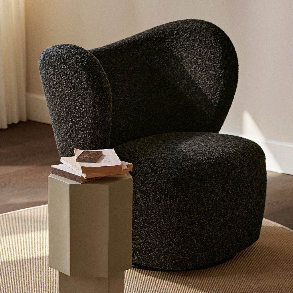 Poltrona lounge girevole imbottita scultorea organica con base girevole a scomparsa per soggiorno