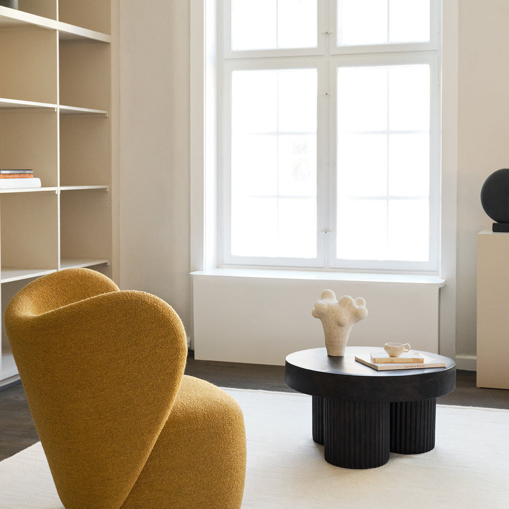 Poltrona lounge girevole imbottita scultorea organica con base girevole a scomparsa per soggiorno
