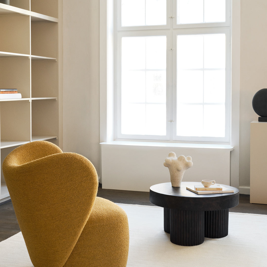 Poltrona lounge girevole imbottita scultorea organica con base girevole a scomparsa per soggiorno