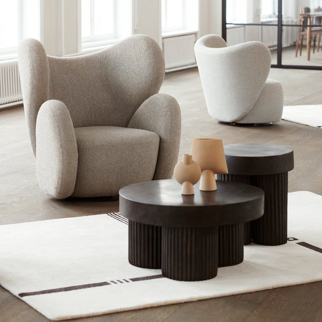 Poltrona lounge girevole imbottita scultorea organica con base girevole a scomparsa per soggiorno