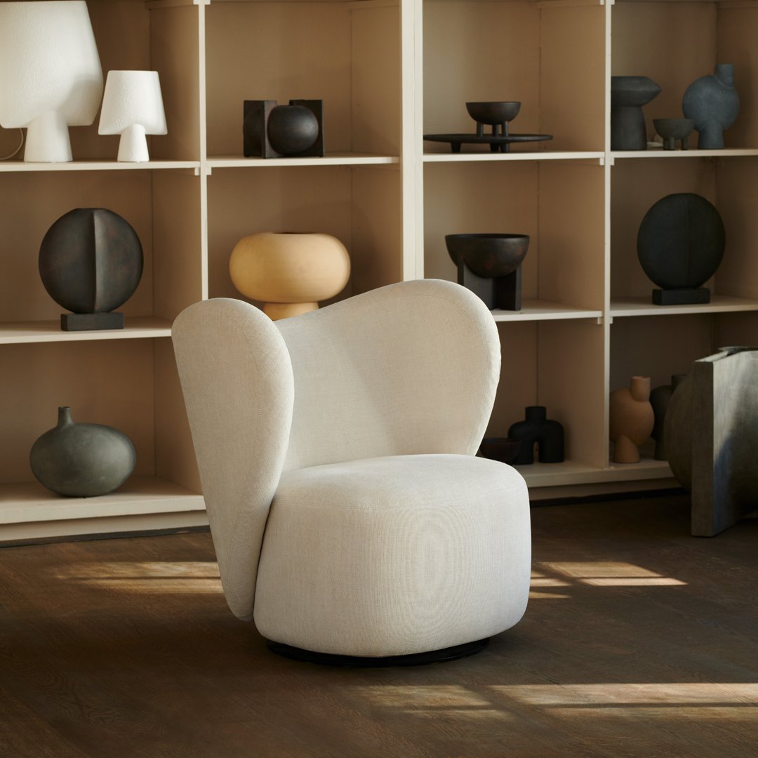 Poltrona lounge girevole imbottita scultorea organica con base girevole a scomparsa per soggiorno