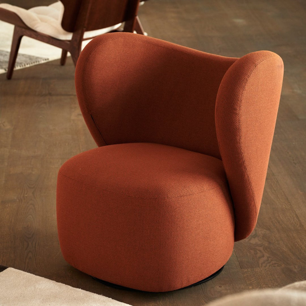 Poltrona lounge girevole imbottita scultorea organica con base girevole a scomparsa per soggiorno