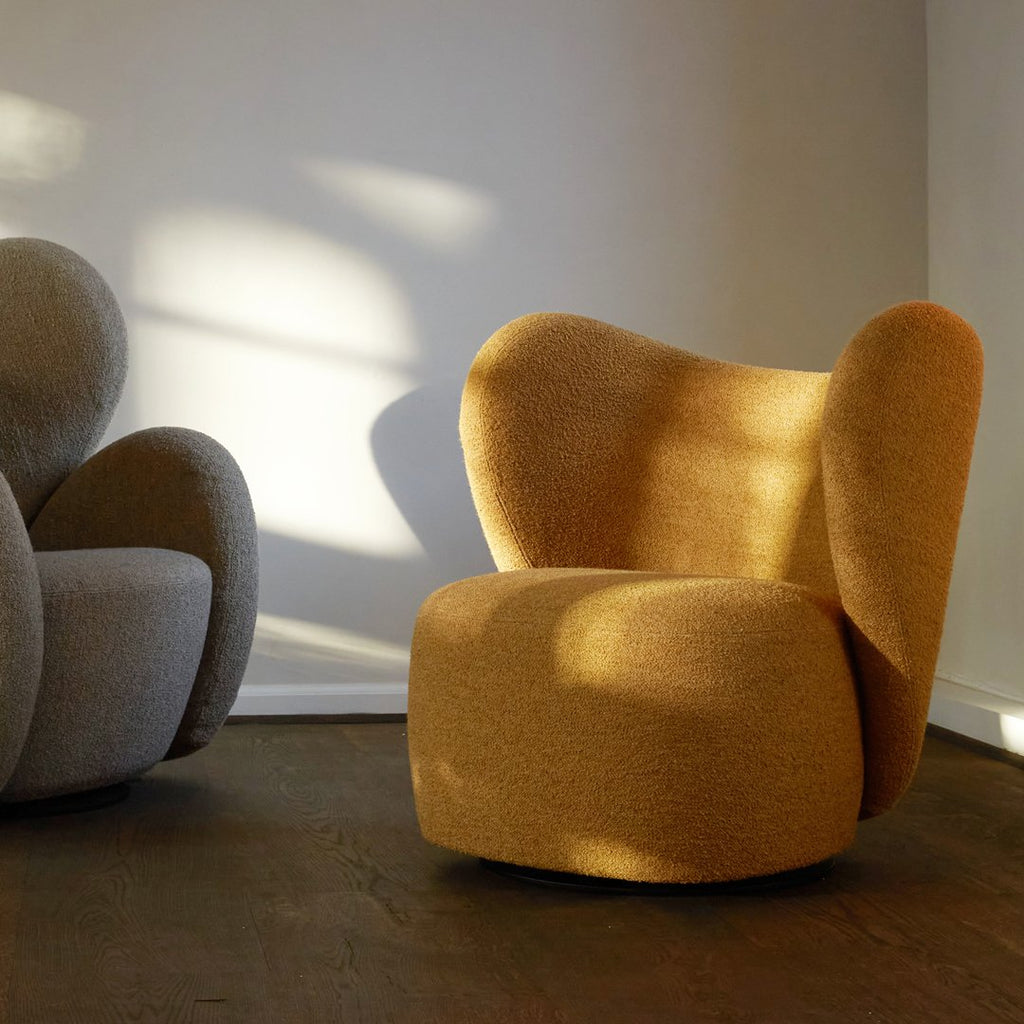 Poltrona lounge girevole imbottita scultorea organica con base girevole a scomparsa per soggiorno
