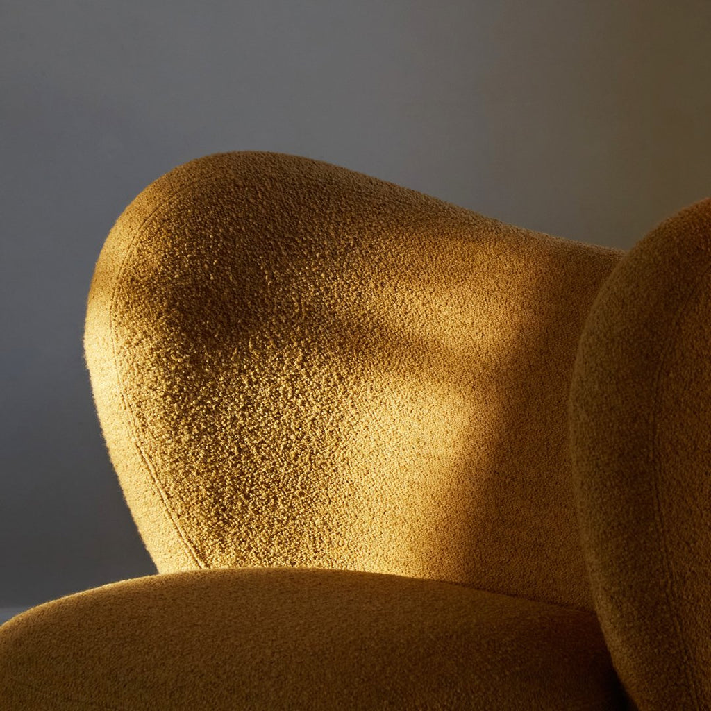 Poltrona lounge girevole imbottita scultorea organica con base girevole a scomparsa per soggiorno