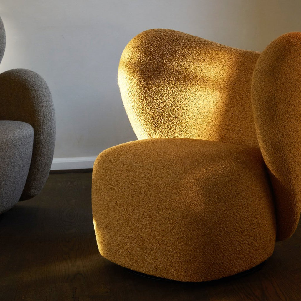 Poltrona lounge girevole imbottita scultorea organica con base girevole a scomparsa per soggiorno