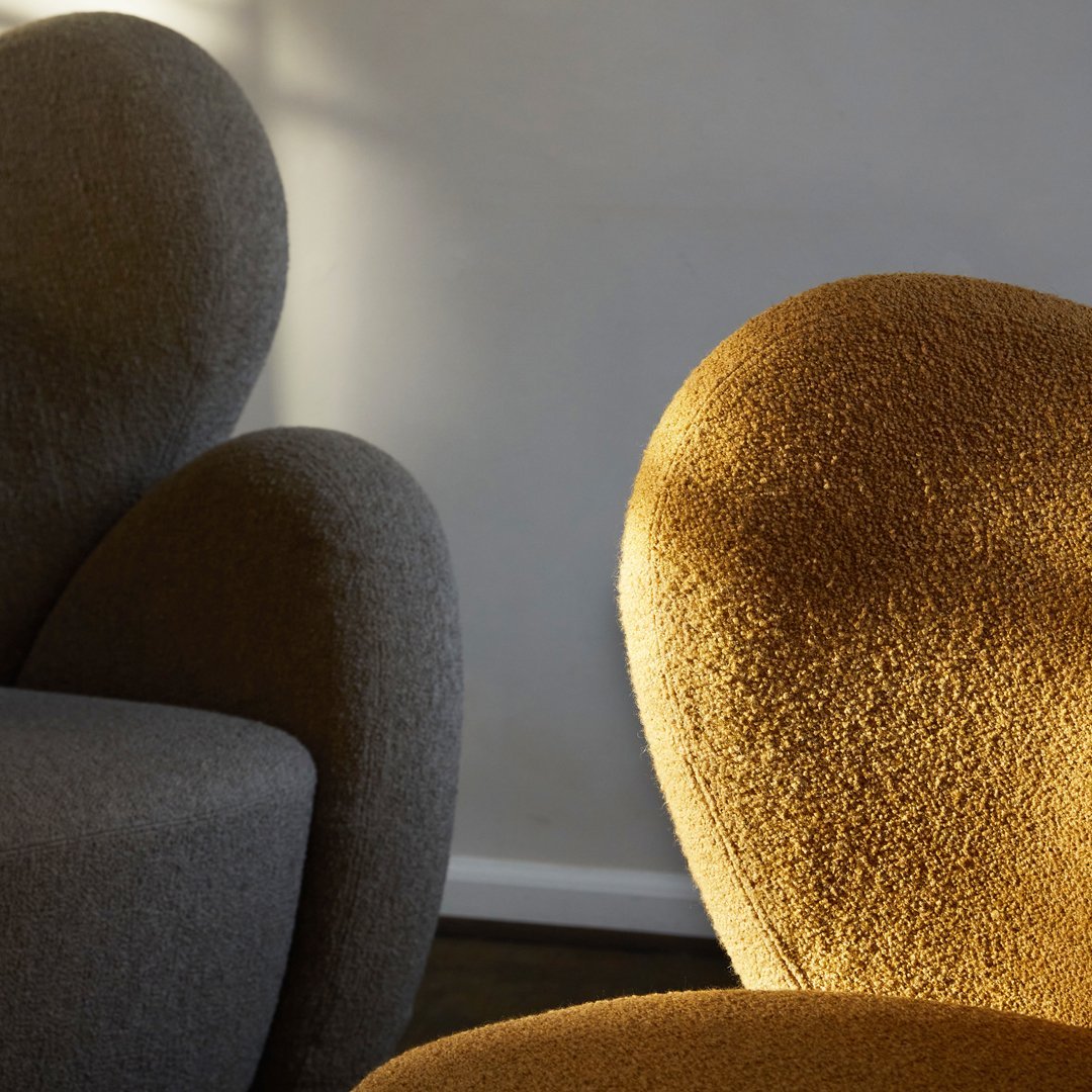 Poltrona lounge girevole imbottita scultorea organica con base girevole a scomparsa per soggiorno