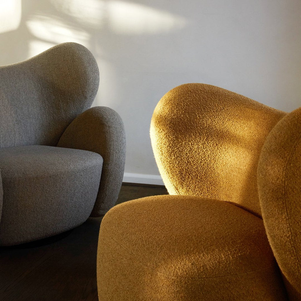 Poltrona lounge girevole imbottita scultorea organica con base girevole a scomparsa per soggiorno