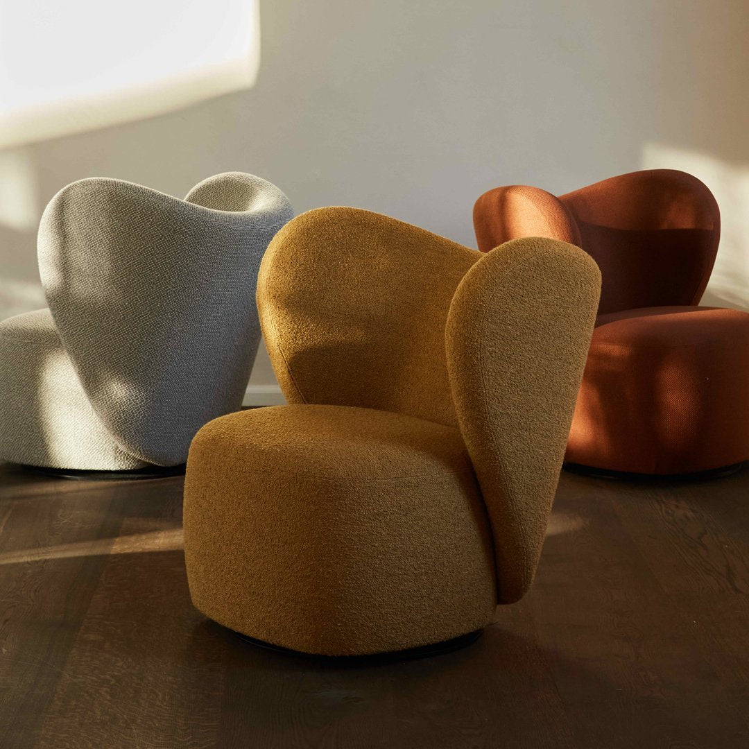 Poltrona lounge girevole imbottita scultorea organica con base girevole a scomparsa per soggiorno