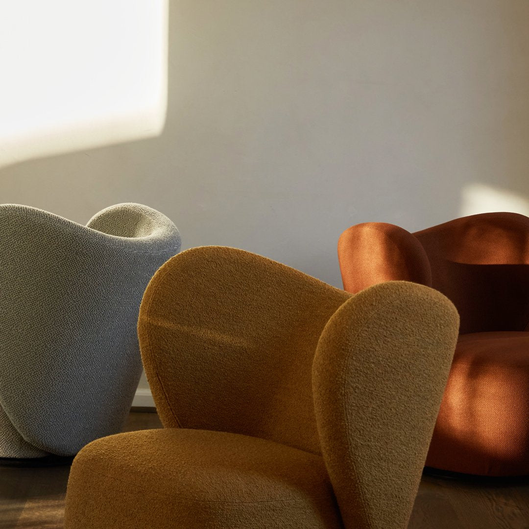 Poltrona lounge girevole imbottita scultorea organica con base girevole a scomparsa per soggiorno