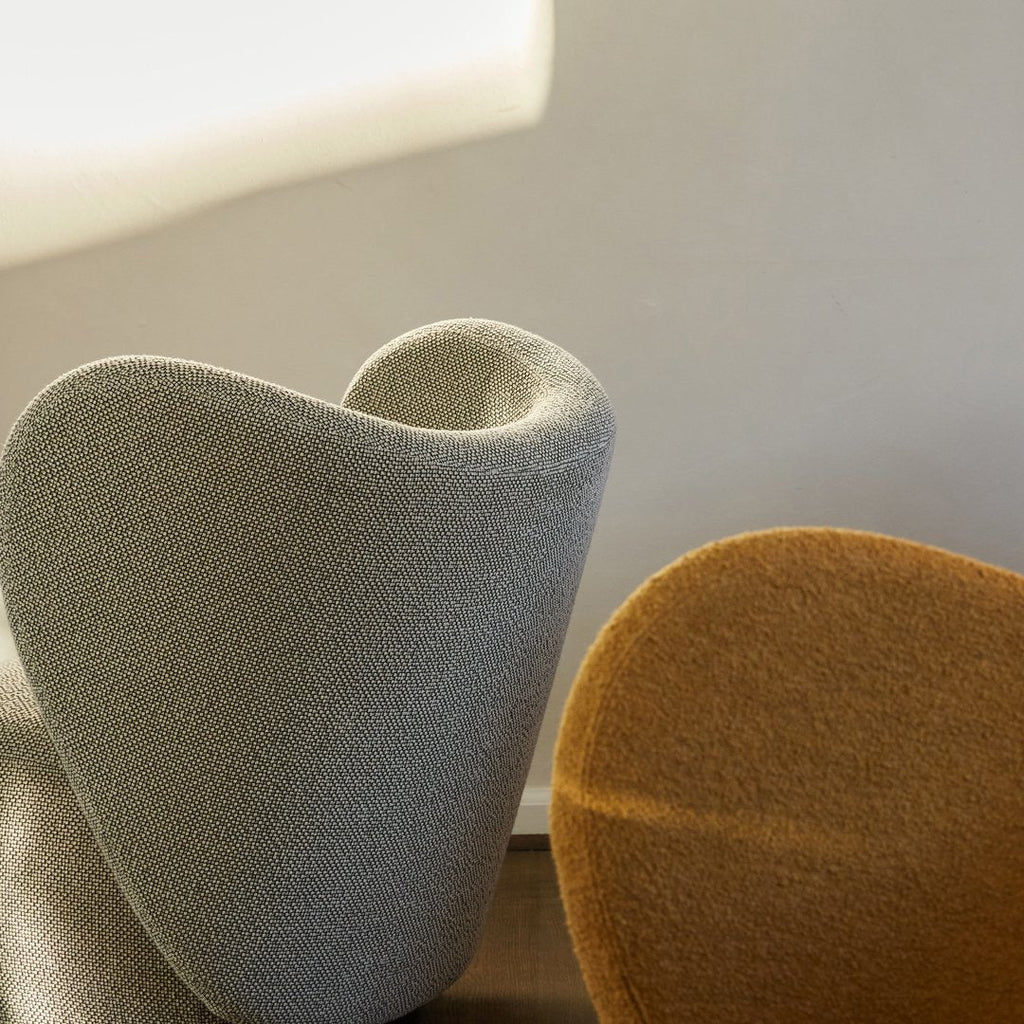 Poltrona lounge girevole imbottita scultorea organica con base girevole a scomparsa per soggiorno