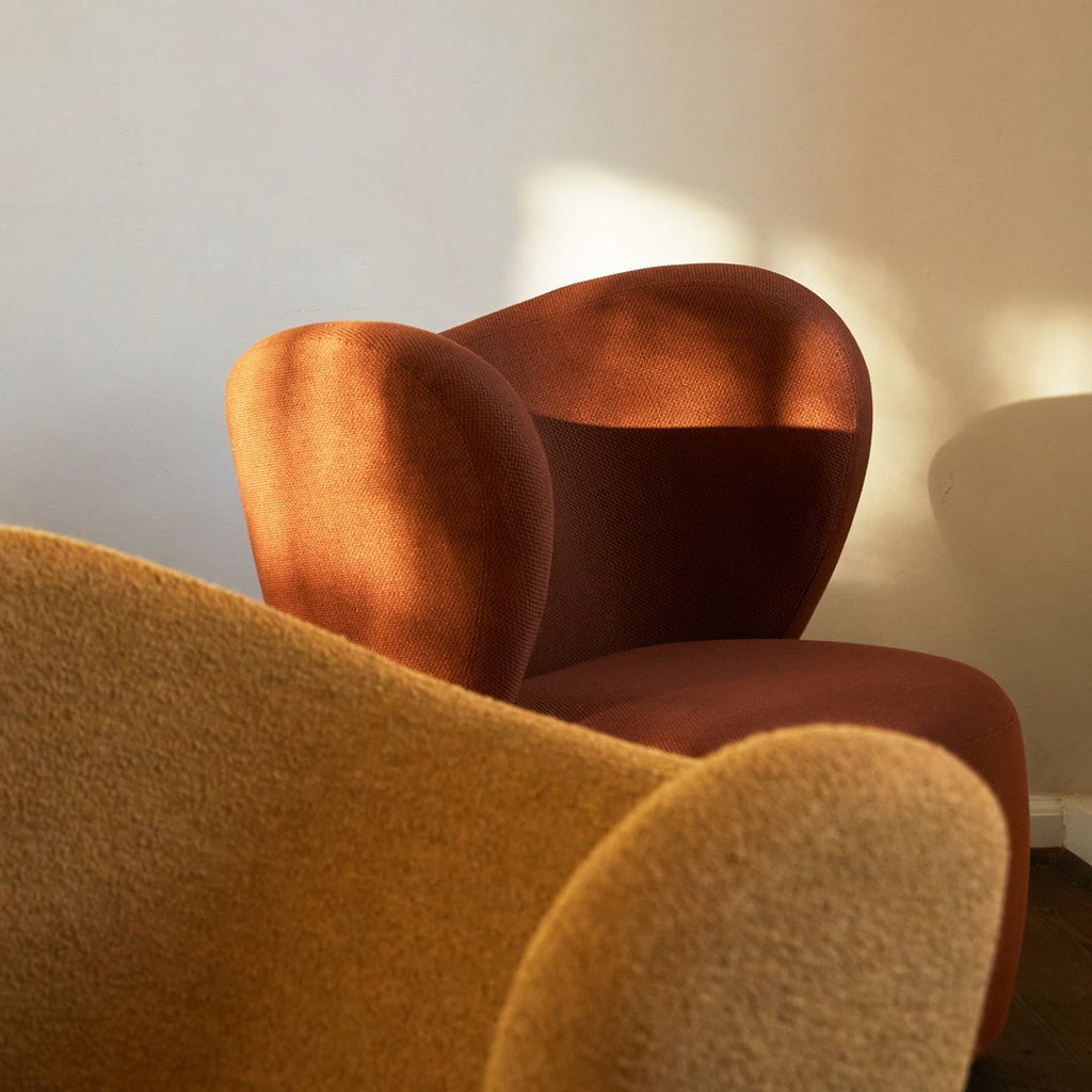 Poltrona lounge girevole imbottita scultorea organica con base girevole a scomparsa per soggiorno