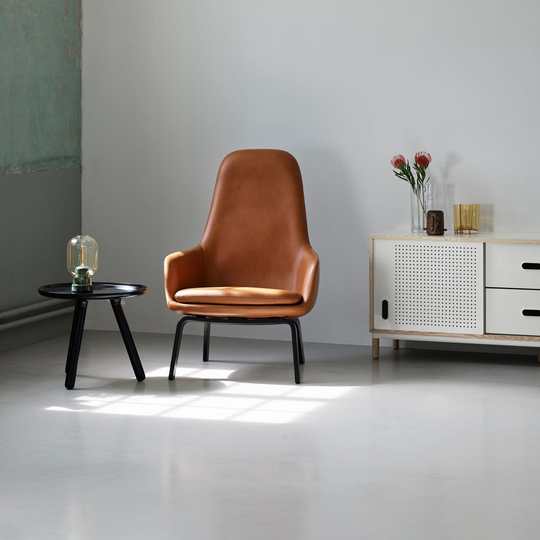 Sedia lounge alta classica nordica imbottita con gambe in acciaio e schienale con supporto per il collo per soggiorno