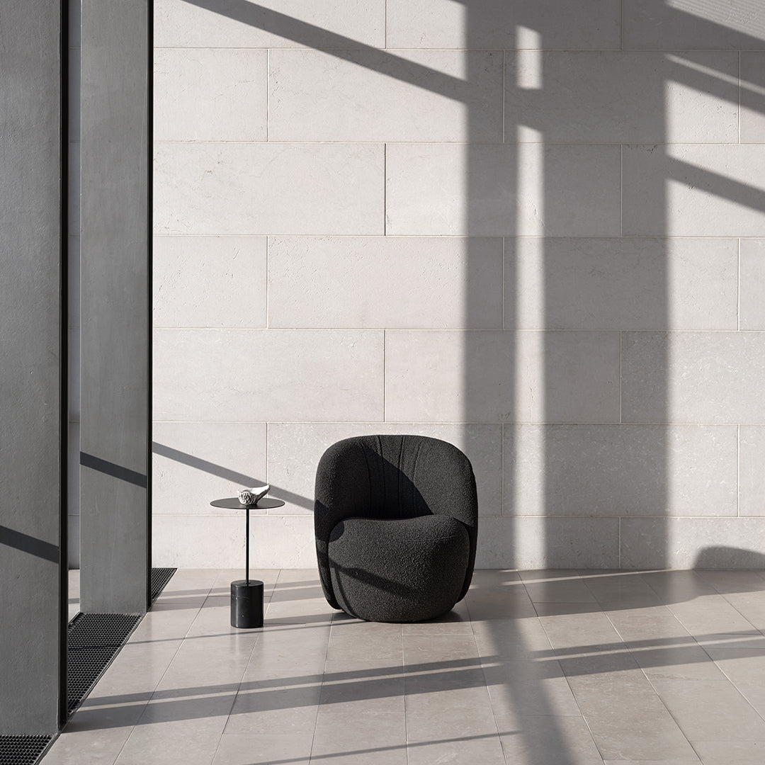Tavolino Minimalista in Marmo Nero Marquina e Acciaio con Base Cilindrica Tensione Geometrica per Salotto