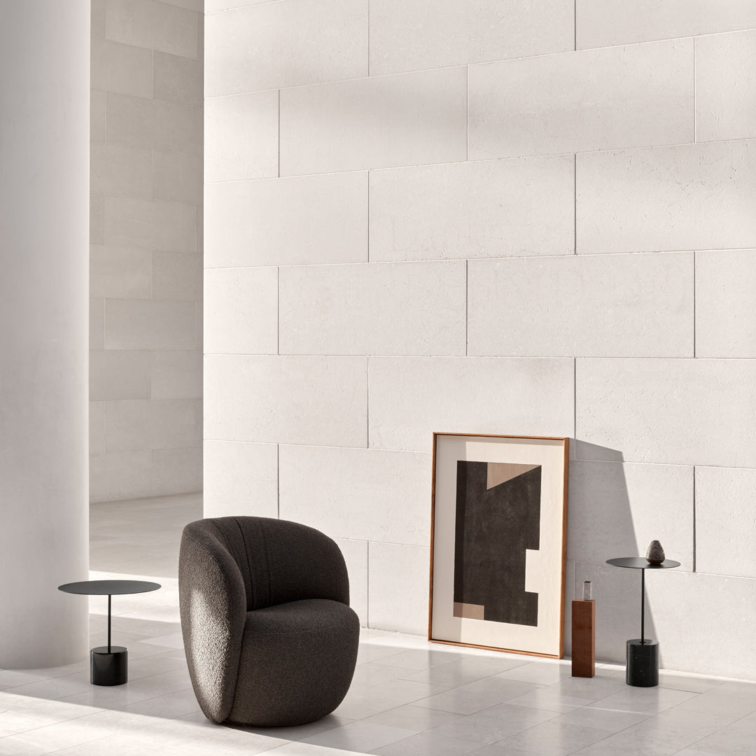 Tavolino Minimalista in Marmo Nero Marquina e Acciaio con Base Cilindrica Tensione Geometrica per Salotto