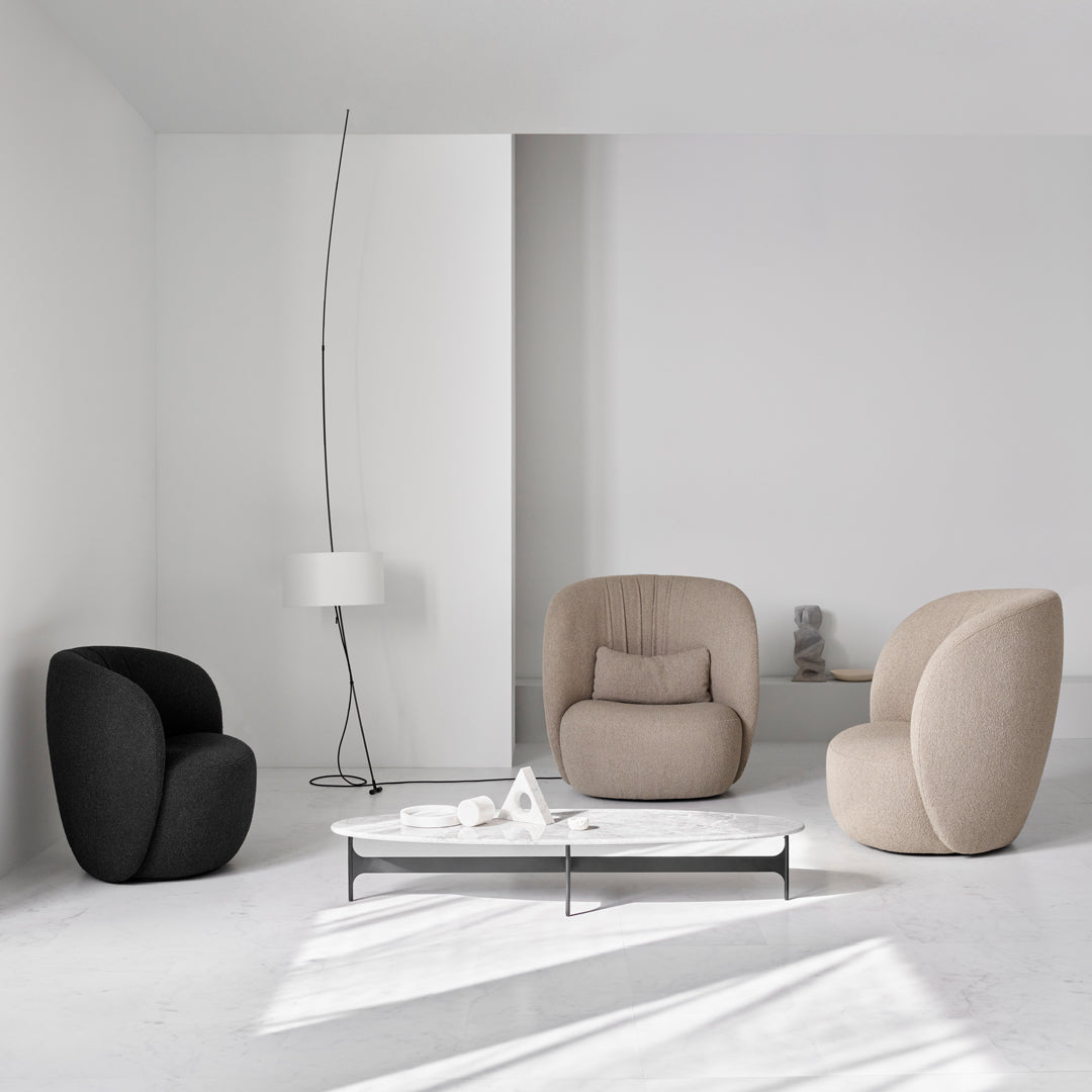 Tavolino Ovale Italiano Minimalista in Pietra e Metallo con Forma Fluida Senza Bordi per Soggiorno