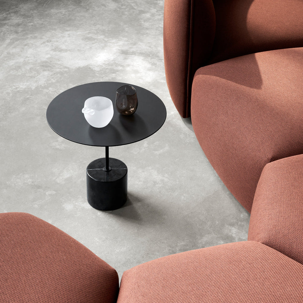 Tavolino Minimalista in Marmo Nero Marquina e Acciaio con Base Cilindrica Tensione Geometrica per Salotto