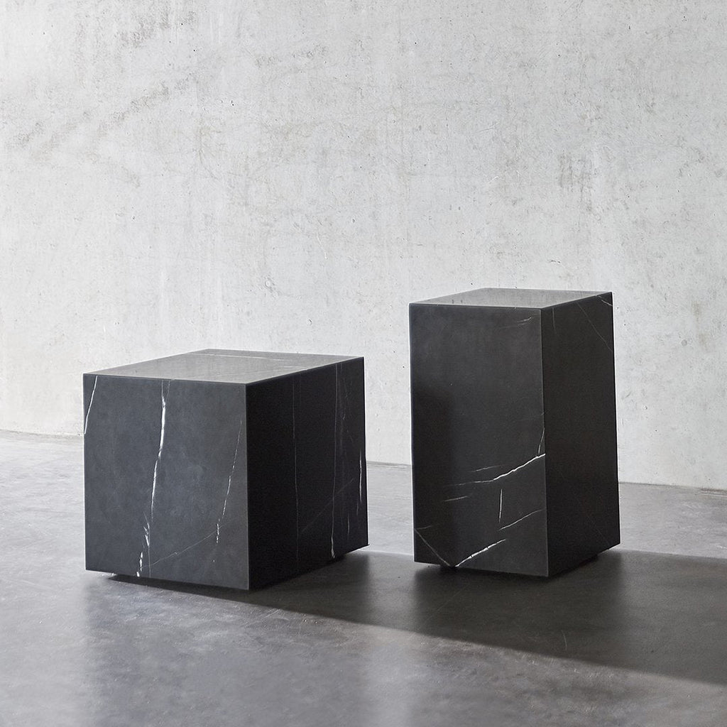 Tavolino Scultoreo Minimalista in Marmo Naturale Alto a Piedistallo con Base Espositiva Multiuso per Soggiorno