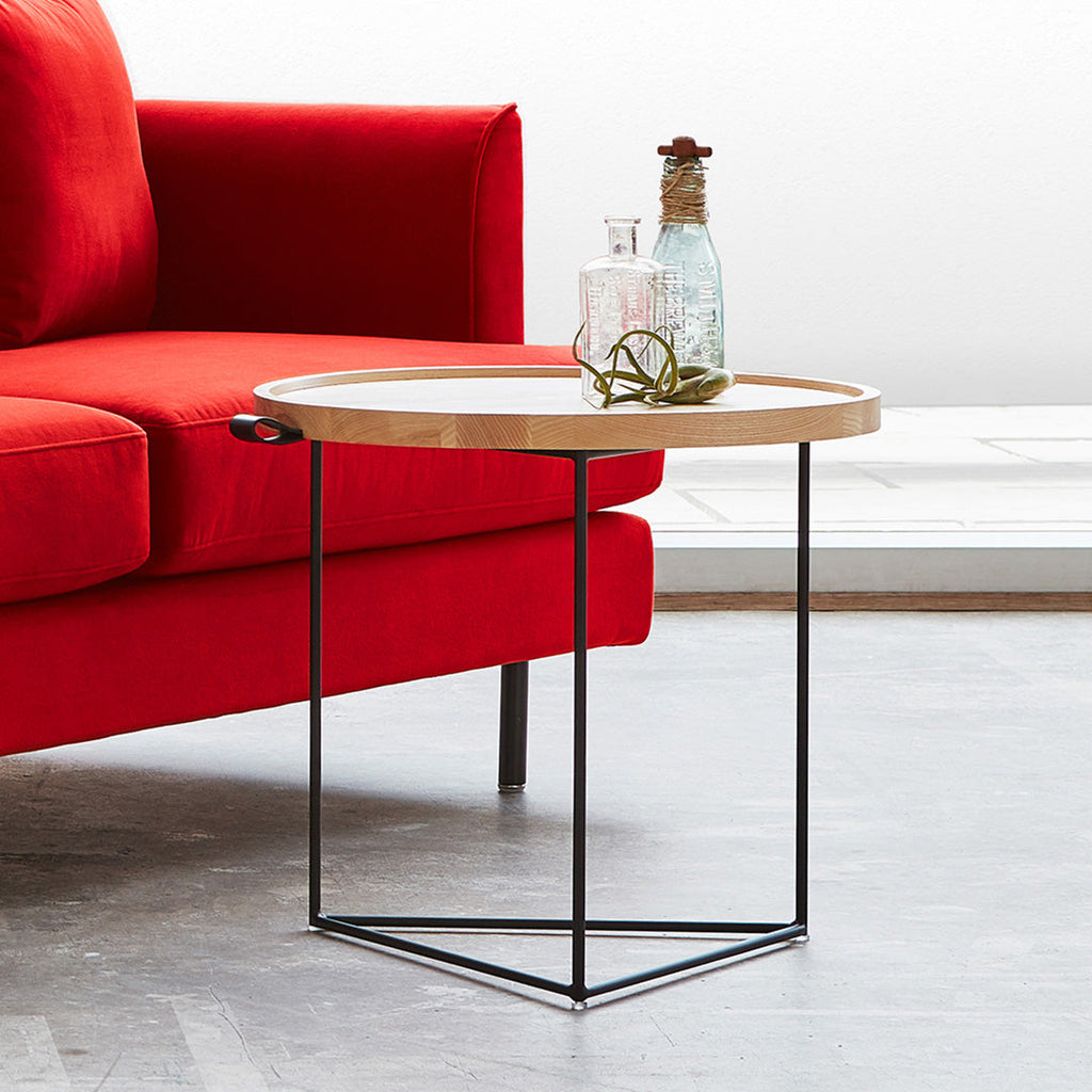 Tavolino da salotto Organic Modern in noce massiccio e metallo con tirante in pelle