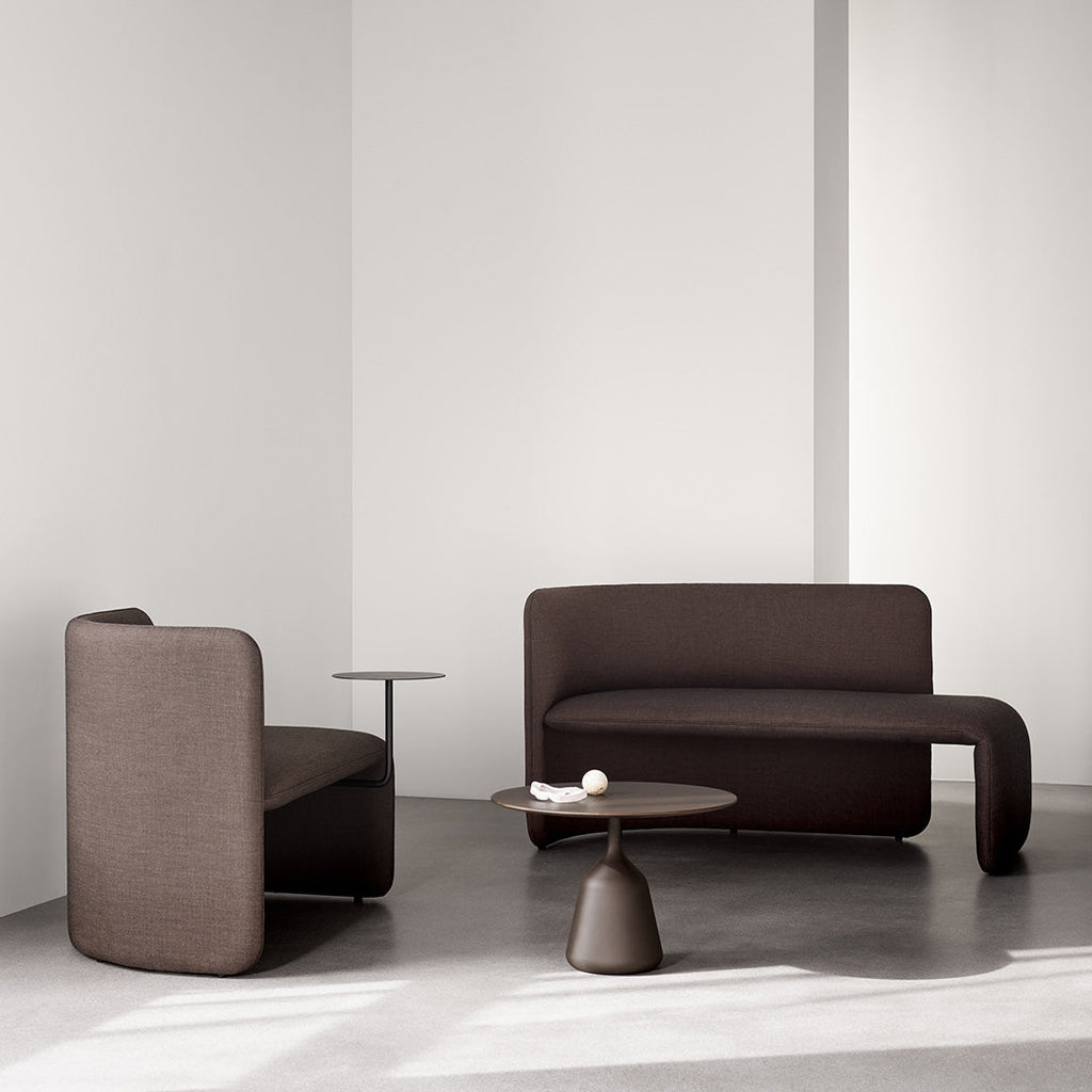 Panca moderna imbottita con tavolino laterale integrato in acciaio per lounge e ufficio