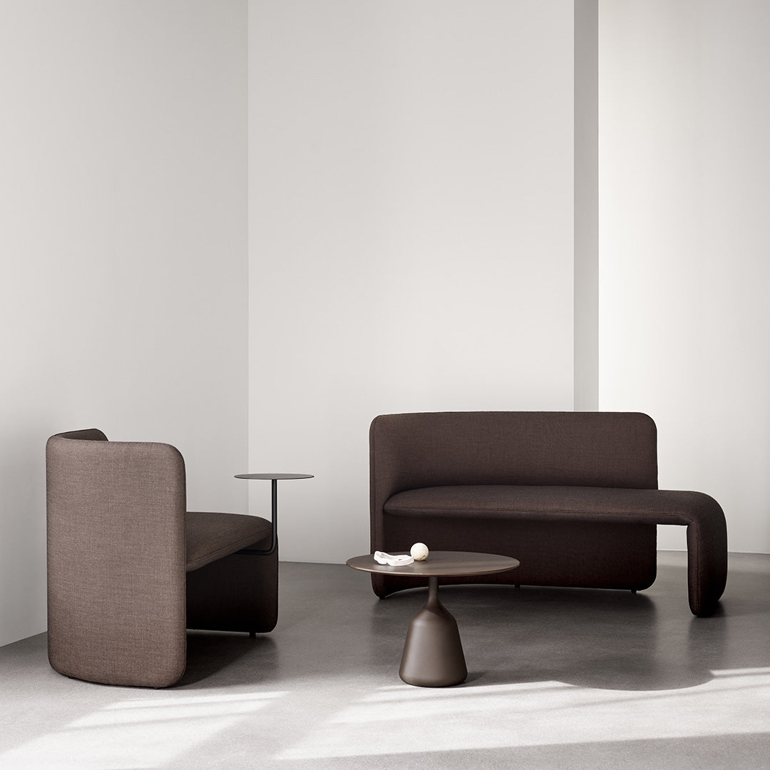 Panca moderna imbottita con tavolino laterale integrato in acciaio per lounge e ufficio