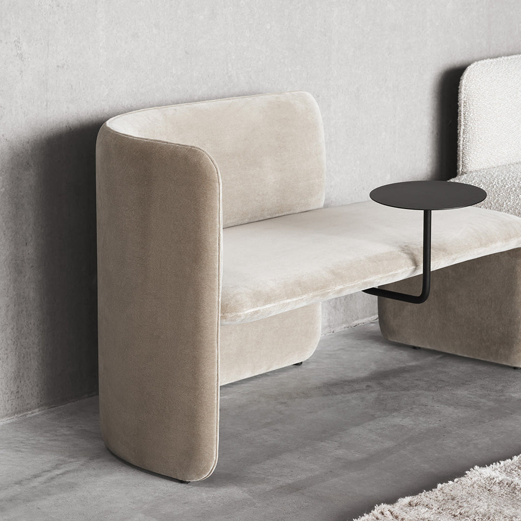 Panca moderna imbottita con tavolino laterale integrato in acciaio per lounge e ufficio