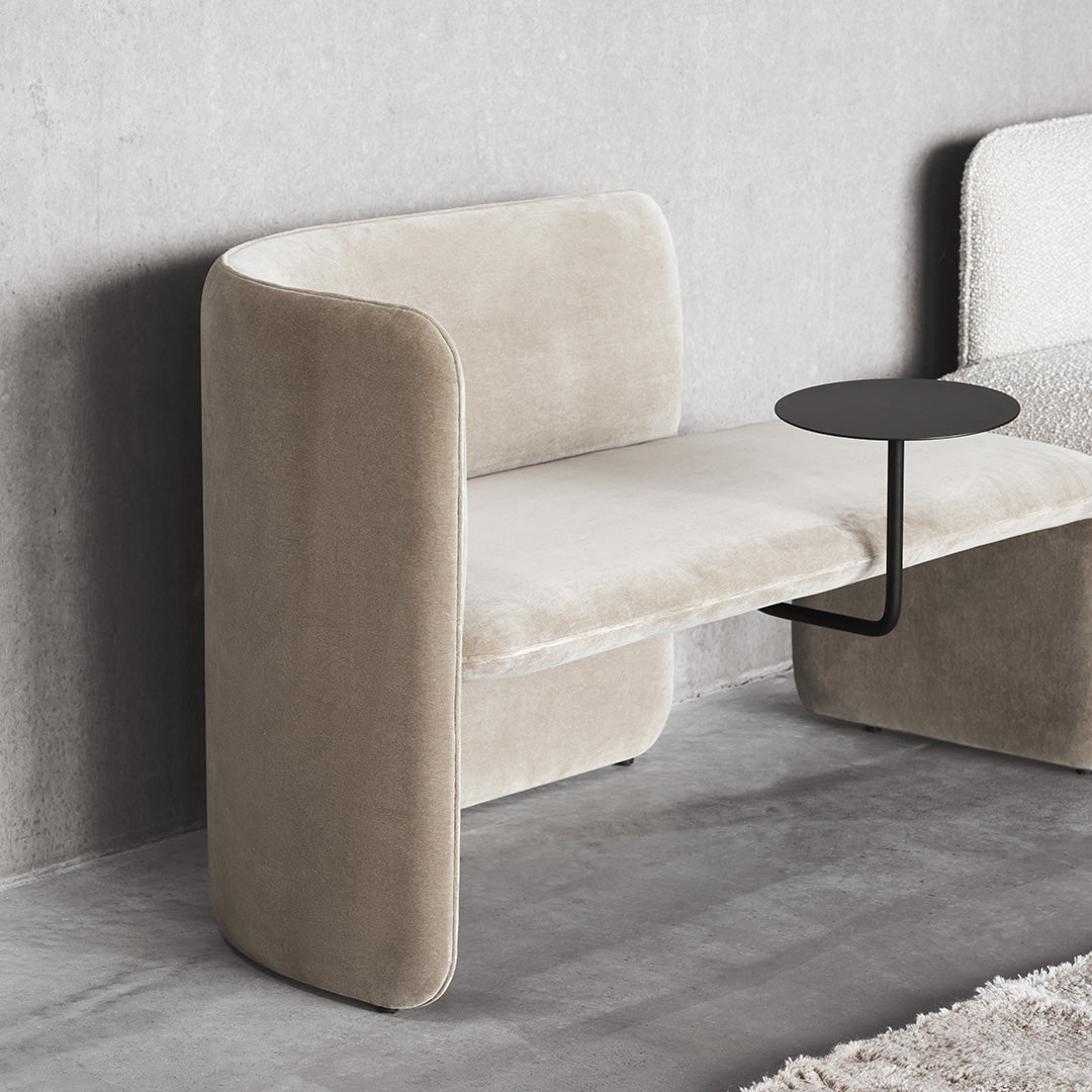 Panca moderna imbottita con tavolino laterale integrato in acciaio per lounge e ufficio