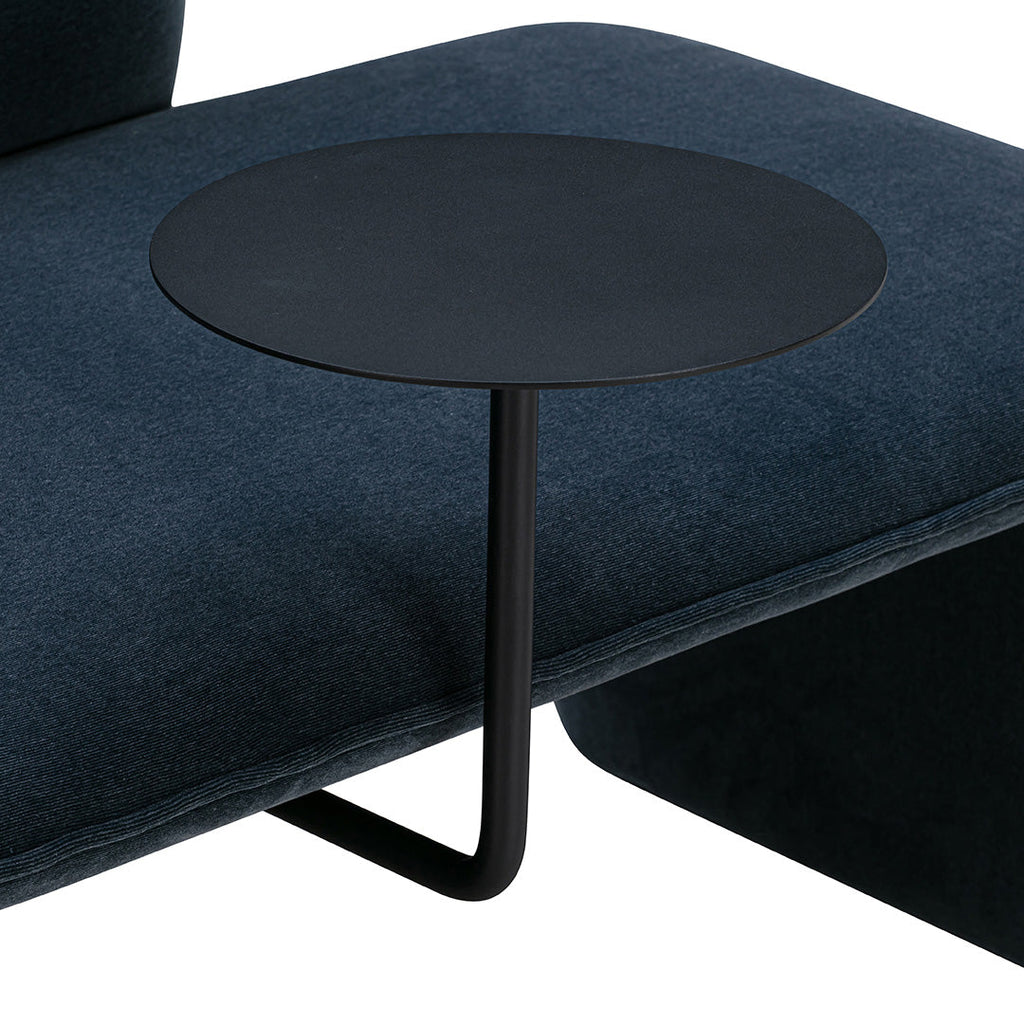 Panca moderna imbottita con tavolino laterale integrato in acciaio per lounge e ufficio