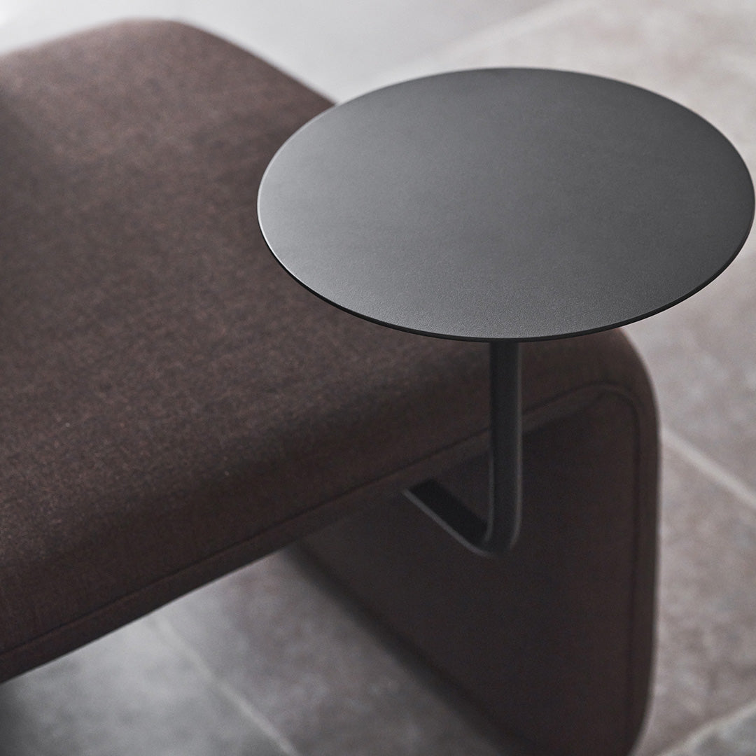 Panca moderna imbottita con tavolino laterale integrato in acciaio per lounge e ufficio