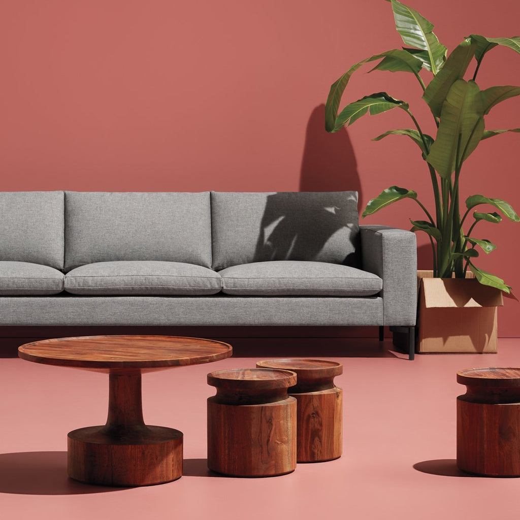 Tavolino da salotto rustico in legno massello di acacia con forma robusta e resistente
